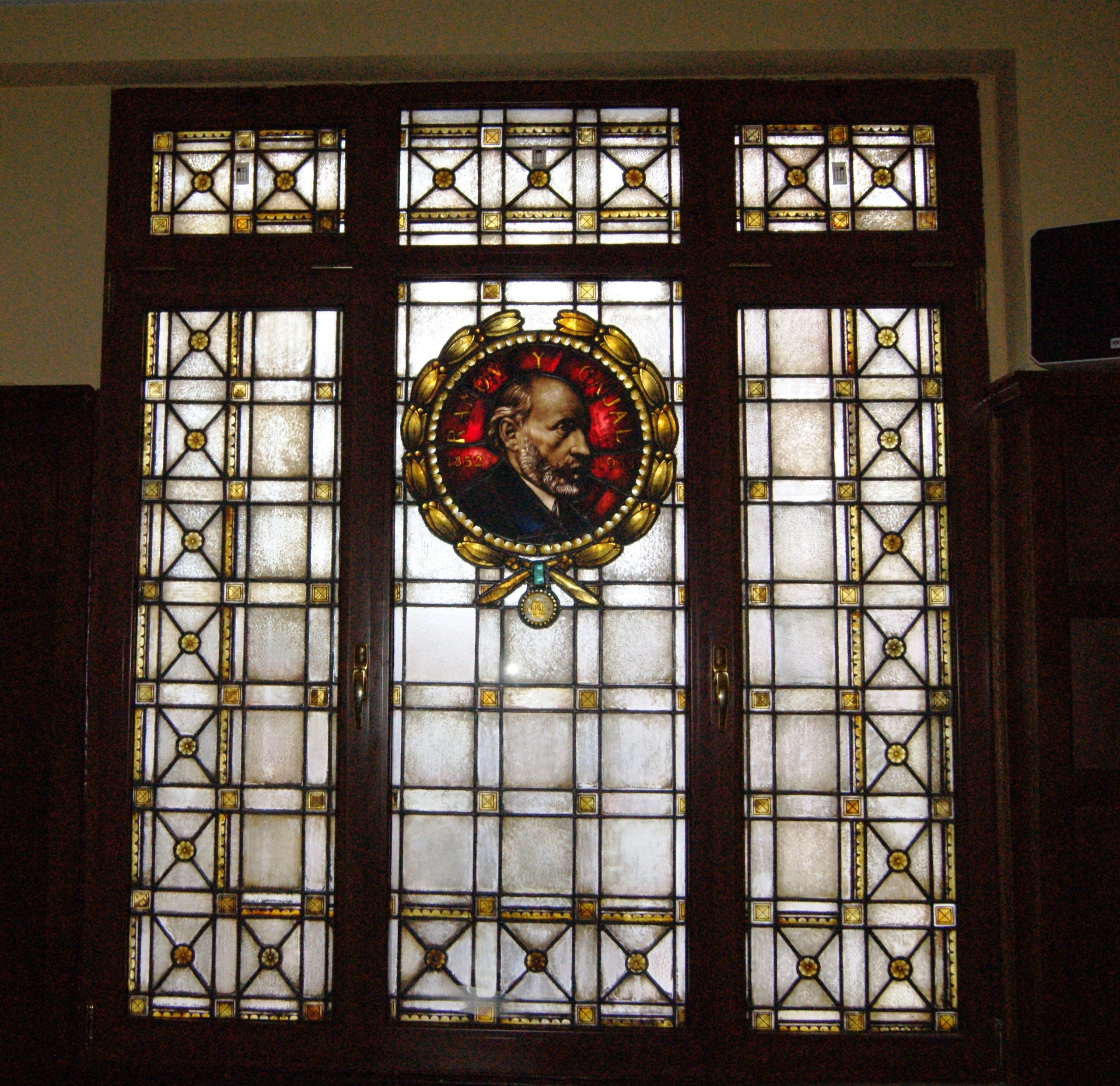 2001.- Restauración y cambio de medidas por la sustitución de la carpintería del ventanal